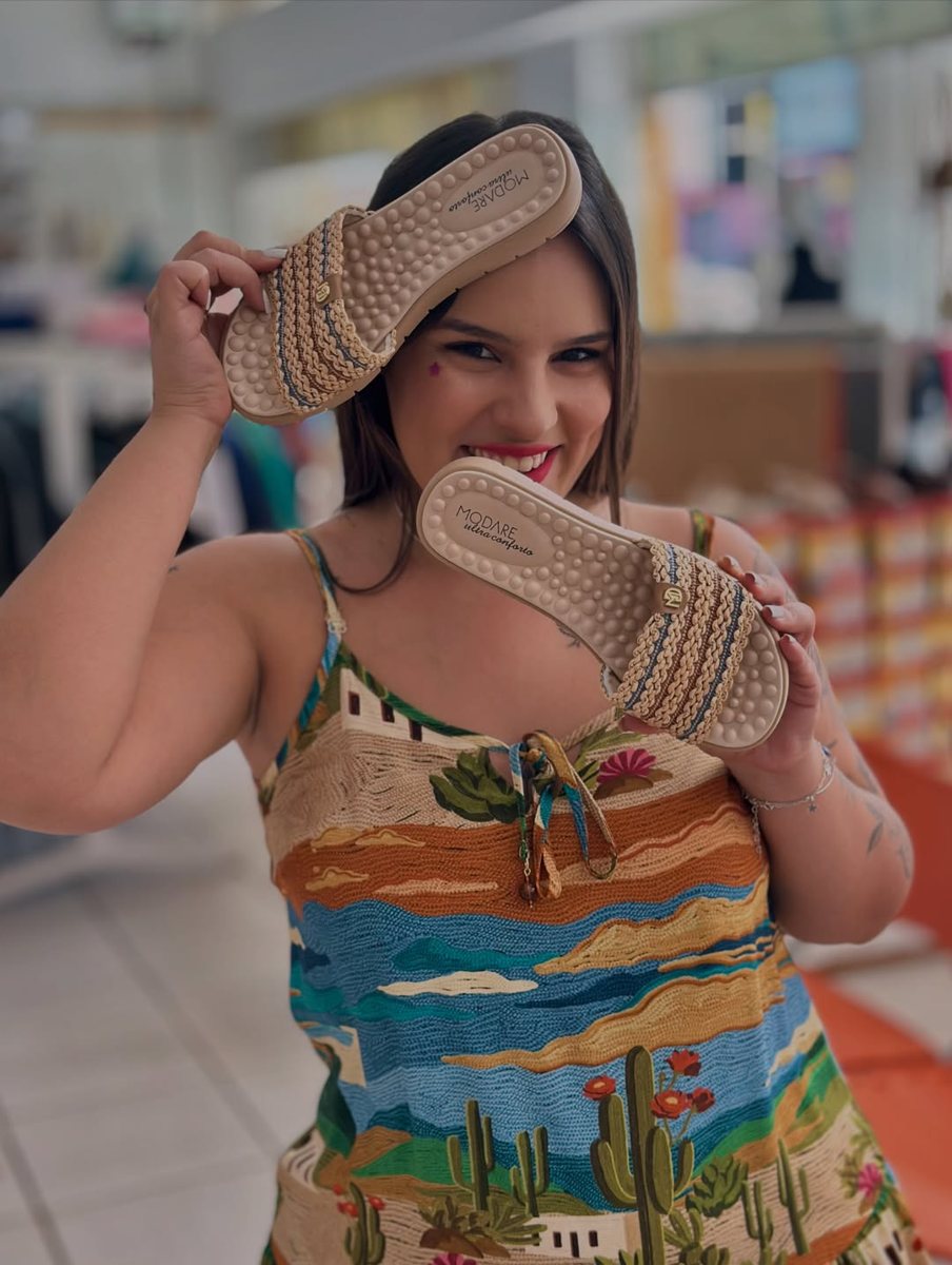 Julia em parceria com loja de calçados